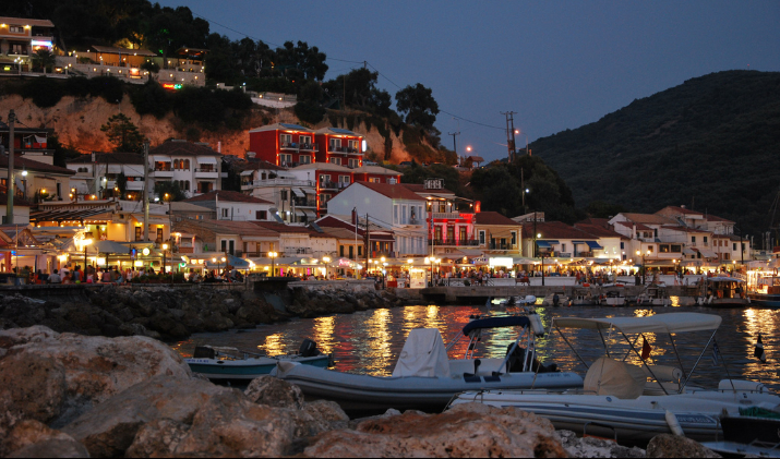  Parga noću 
